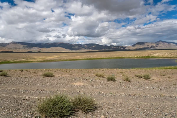 Lago estepe céu nuvens montanhas — Fotografia de Stock