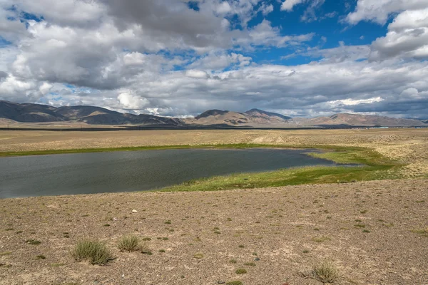 Lago estepe céu nuvens montanhas — Fotografia de Stock