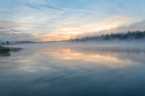 Sjön sunrise dimma reflektion — Stockfoto