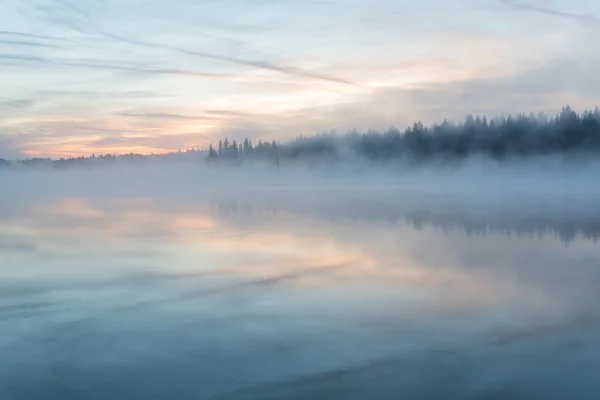 Lago alba nebbia riflessione — Foto Stock