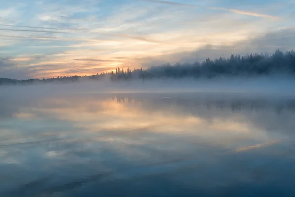 Krásné Jemné Bílé Růžové Slunce Mlha Jezeře Krásné Odrazy Mraky — Stock fotografie