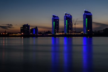 Şehir gece ışıklar Nehri