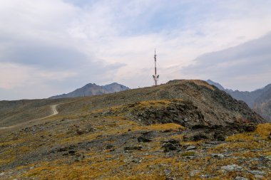 Telekomünikasyon kule dağların üst