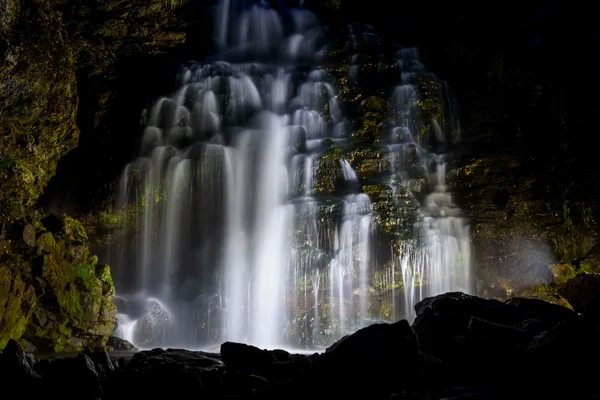 Wasserfall Rock Nacht Hintergrundbeleuchtung — Stockfoto