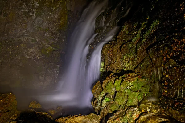 Wasserfall Rock Nacht Hintergrundbeleuchtung — Stockfoto