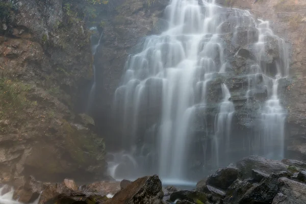 Wasserfall-Felsensee — Stockfoto
