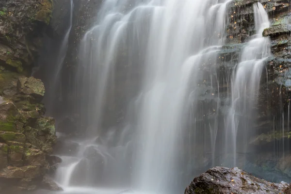 Wasserfall-Felsensee — Stockfoto