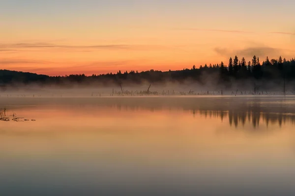 Lac lever du soleil brouillard pêche — Photo
