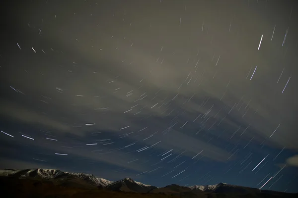 Stern verfolgt Himmel Berge Wolken — Stockfoto