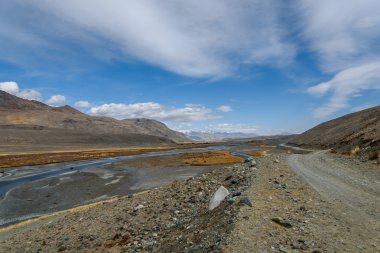 dağlar nehir yol gökyüzü bulutlar