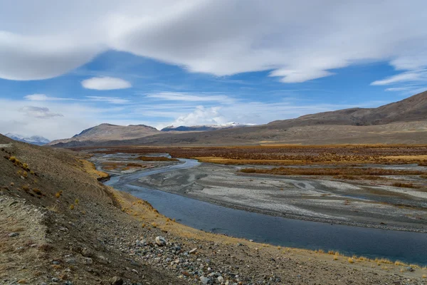 Bergen river road himlen molnen — Stockfoto