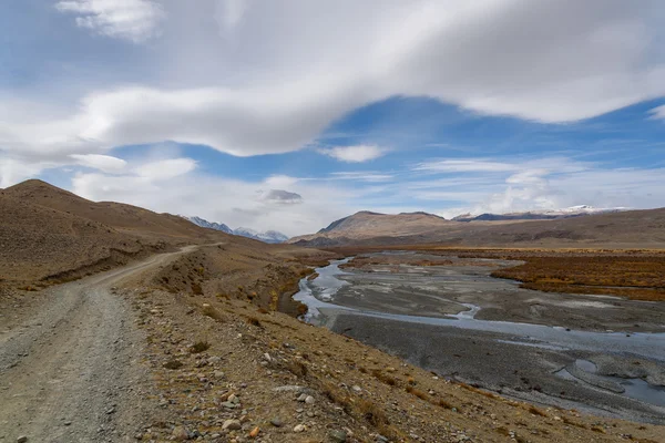 Bergen rivier weg hemel wolken — Stockfoto