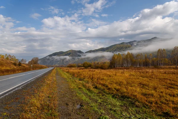 Road mountains sky asphalt autumn — Stock Photo, Image