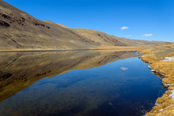 Lago montanhas reflexão outono — Fotografia de Stock