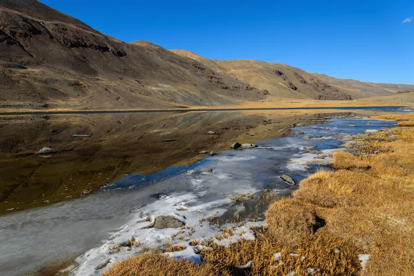 Lake bergen weerspiegeling herfst — Stockfoto