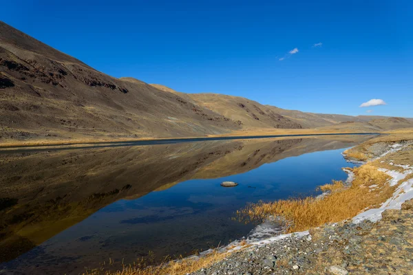 Озеро горы отражение осенью — стоковое фото