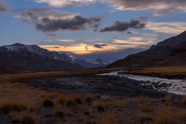 Montañas río cielo puesta del sol otoño —  Fotos de Stock