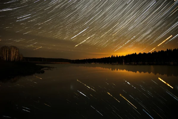 Estrellas lago cielo bosque pistas — Foto de Stock