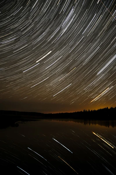 Estrela lago céu floresta faixas — Fotografia de Stock