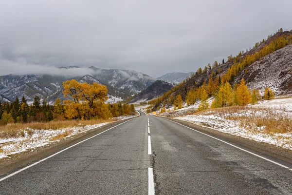 Road mountains asphalt autumn snow — Stock Photo, Image