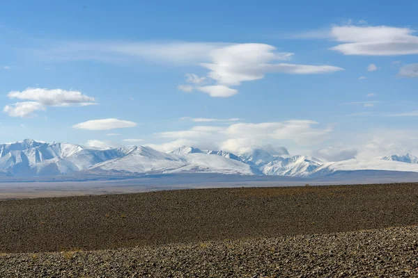 Montanhas estepe céu nuvens lenticular — Fotografia de Stock