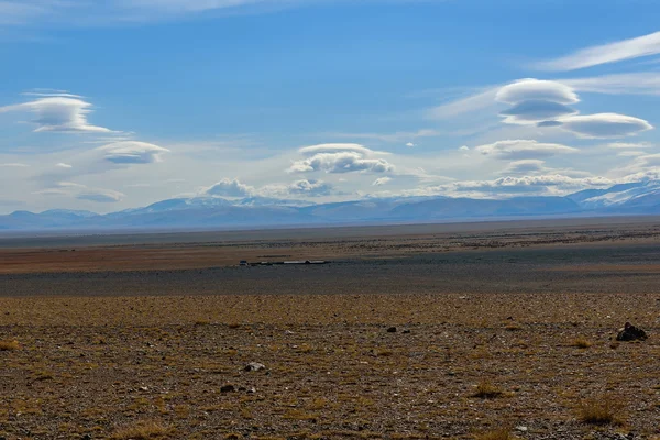 Montanhas estepe céu nuvens lenticular — Fotografia de Stock