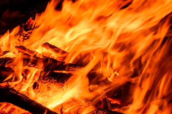 Große Rote Und Orangefarbene Flammen Wüten Feuer Holz Und Glut — Stockfoto