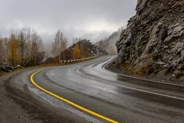 Estrada montanhas outono nevoeiro curva — Fotografia de Stock