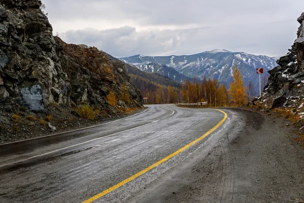 Road mountains autumn fog curve — Stock Photo, Image