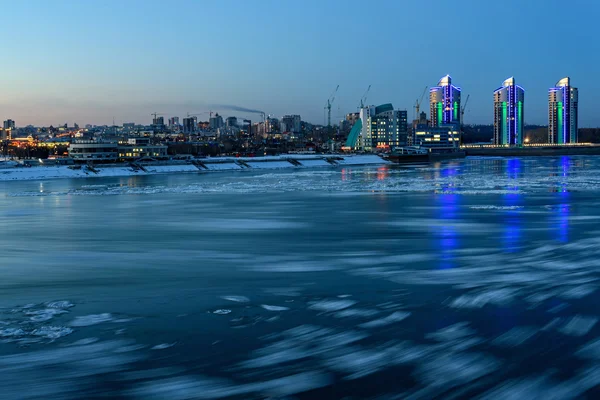 长时间曝光拍摄风景如画夜景灯市和河中的水和移动冰的灯光反射 — 图库照片