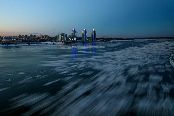 长时间曝光拍摄风景如画夜景灯市和河中的水和移动冰的灯光反射 — 图库照片