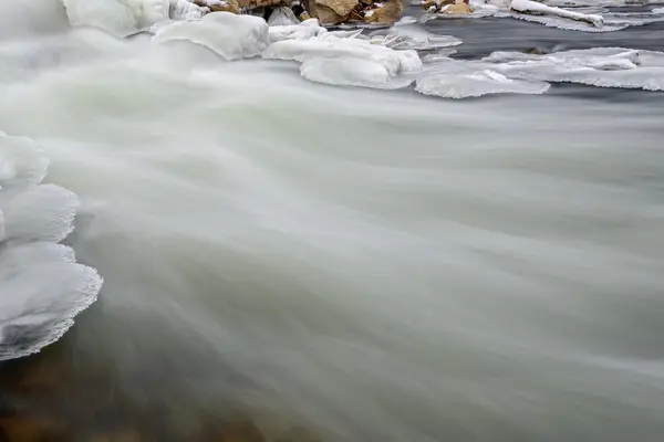 Nehir taşları buz hızlı kar — Stok fotoğraf