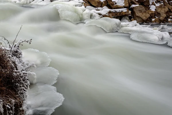Nehir taşları buz hızlı kar — Stok fotoğraf
