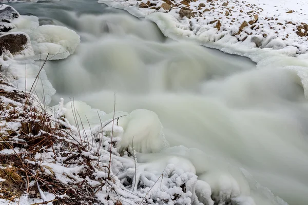 Nehir taşları buz hızlı kar — Stok fotoğraf
