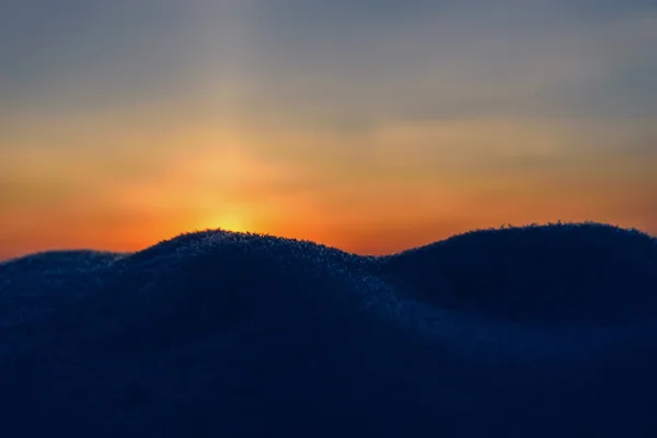 夕日の背景に 雪で美しい冬背景ドリフトを閉じる — ストック写真