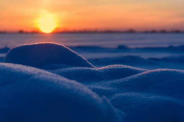 Západ slunce závěje sněhu pozadí — Stock fotografie