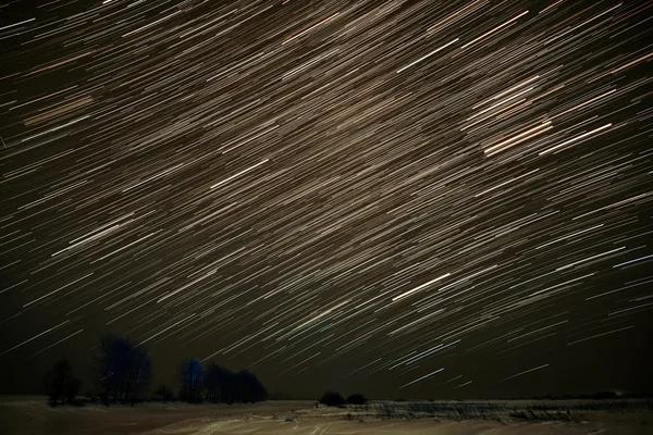 Estrela faixas céu campo de neve — Fotografia de Stock