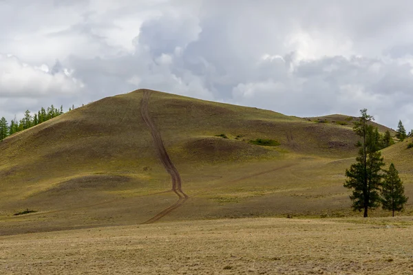 Dağlar vadi toprak yol bulutlar — Stok fotoğraf