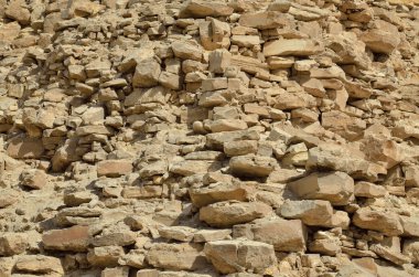 Eski piramit kalıntıları