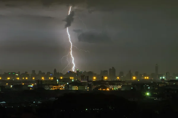 Blitzschlag am Himmel. Stockbild