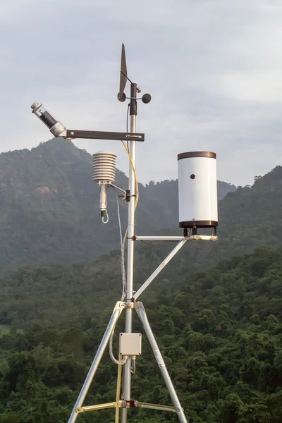 Tepede meteoroloji alet. — Stok fotoğraf