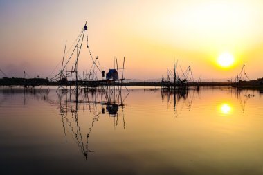 Siluet balıkçı sun set.