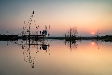 Siluet balıkçı sun set.