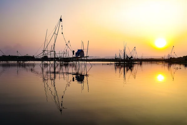 Silhouet visser zonsondergang. — Stockfoto