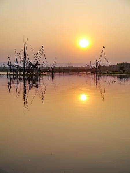 Silueta pescador puesta de sol . — Foto de Stock