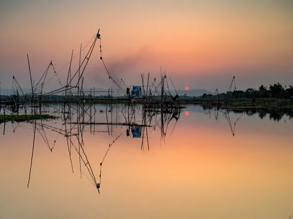 Silueta pescador puesta de sol . — Foto de Stock