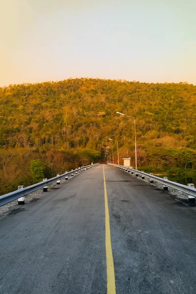 Estrada para barragem — Fotografia de Stock