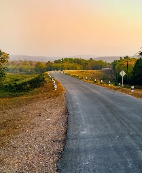 Estrada para barragem — Fotografia de Stock