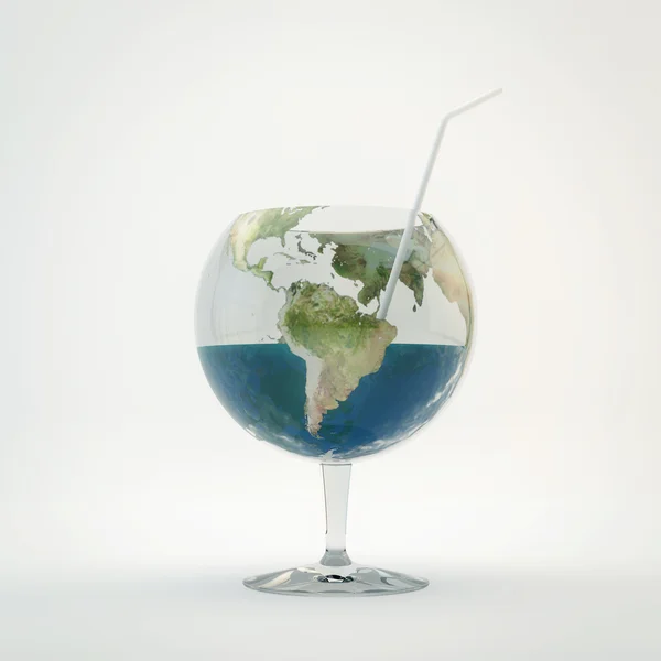 Стекло с водой в форме планеты Земля . — стоковое фото