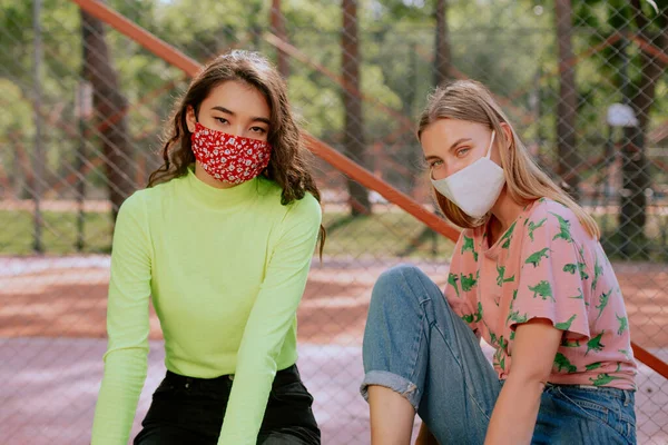 Νεαρά κορίτσια με μάσκα προστασίας που μένουν έξω — Φωτογραφία Αρχείου